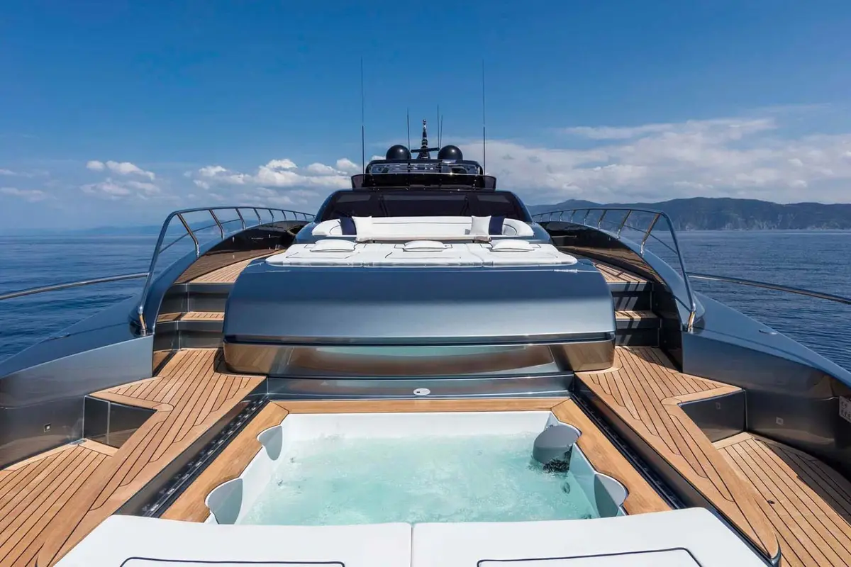 Riva 110, cubierta principal — Barcelona Yacht Rental, Barcelona. Rumbo a Sitges con líneas italianas y mar en calma