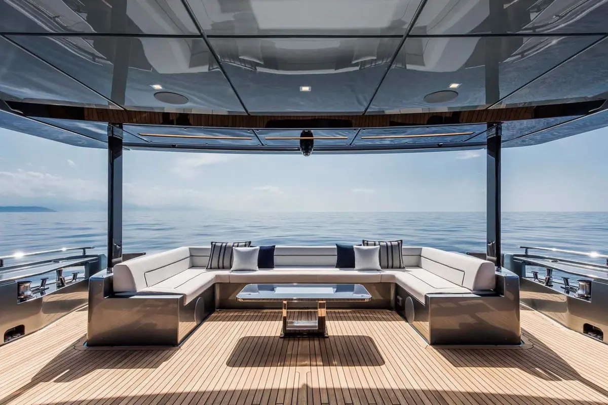 Riva 110, cubierta de popa — Barcelona Yacht Rental, Barcelona. Rumbo a Sitges con líneas italianas y mar en calma