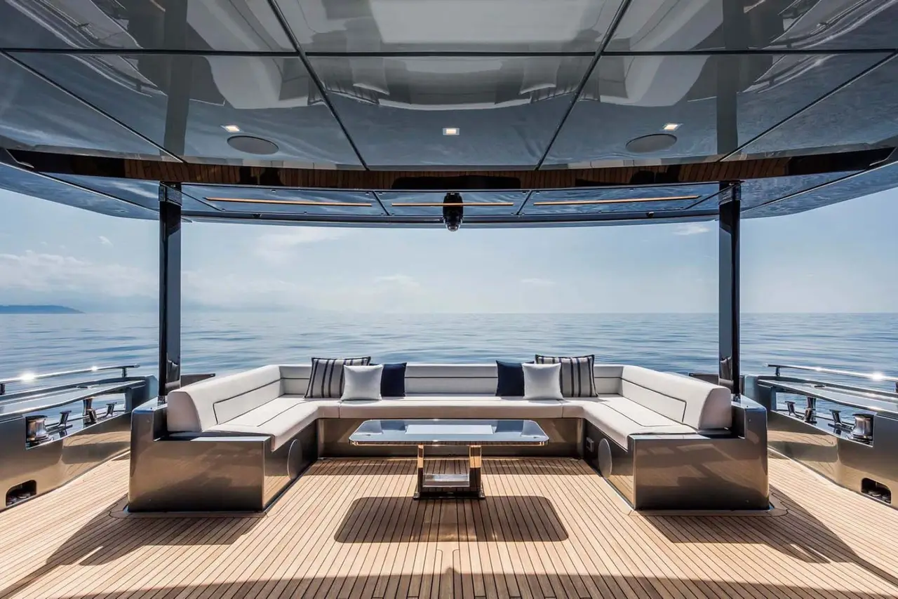 Riva 110, cubierta de popa — Barcelona Yacht Rental, Barcelona. Rumbo a Sitges con líneas italianas y mar en calma
