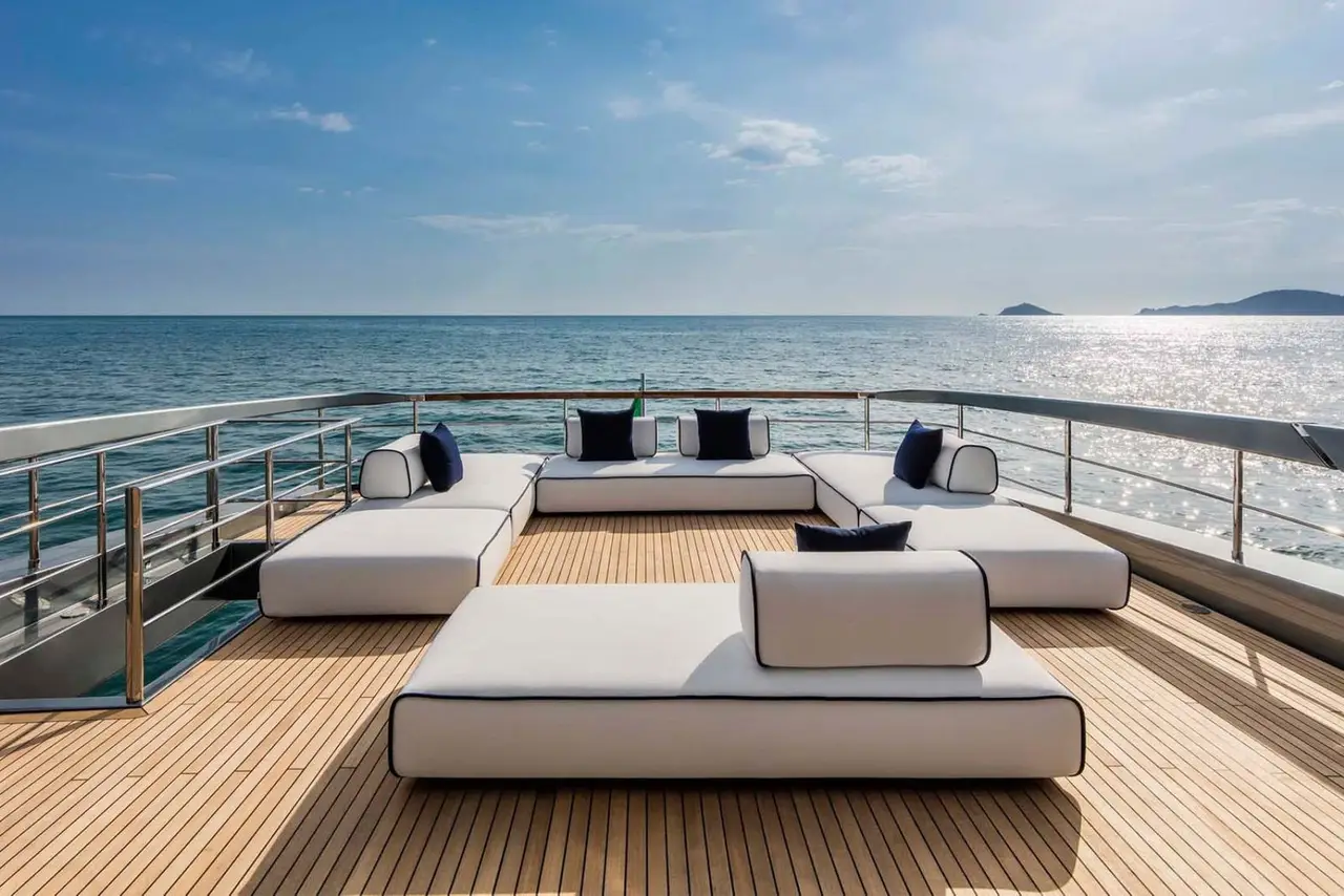 Riva 110, salón — Barcelona Yacht Rental, Barcelona. Rumbo a Sitges con líneas italianas y mar en calma