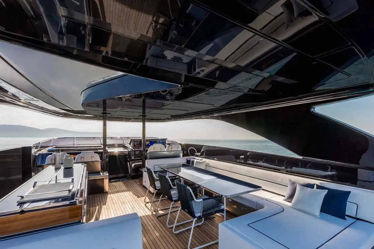Riva 110, camarote principal — Barcelona Yacht Rental, Barcelona. Rumbo a Sitges con líneas italianas y mar en calma