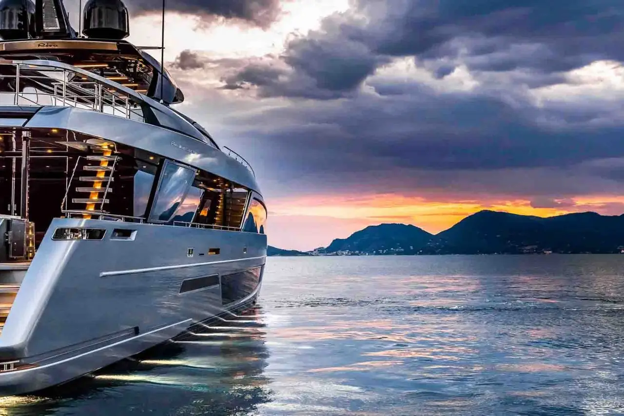 Riva 110, flybridge — Barcelona Yacht Rental, Barcelona. Rumbo a Sitges con líneas italianas y mar en calma