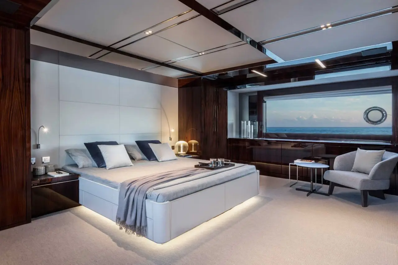Riva 110, exterior — Barcelona Yacht Rental, Barcelona. Rumbo a Sitges con líneas italianas y mar en calma