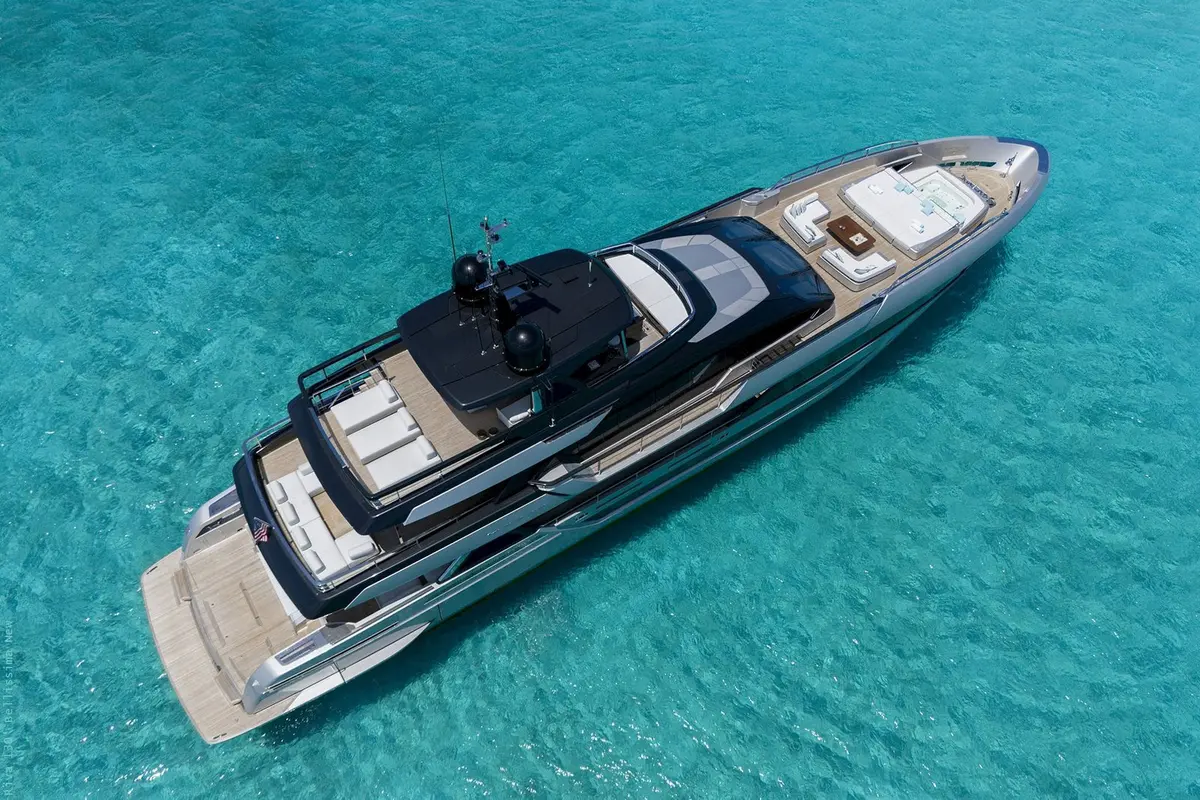 Riva 130, exterior — Barcelona Yacht Rental, Barcelona. Rumbo a Sitges con la costa siempre cerca