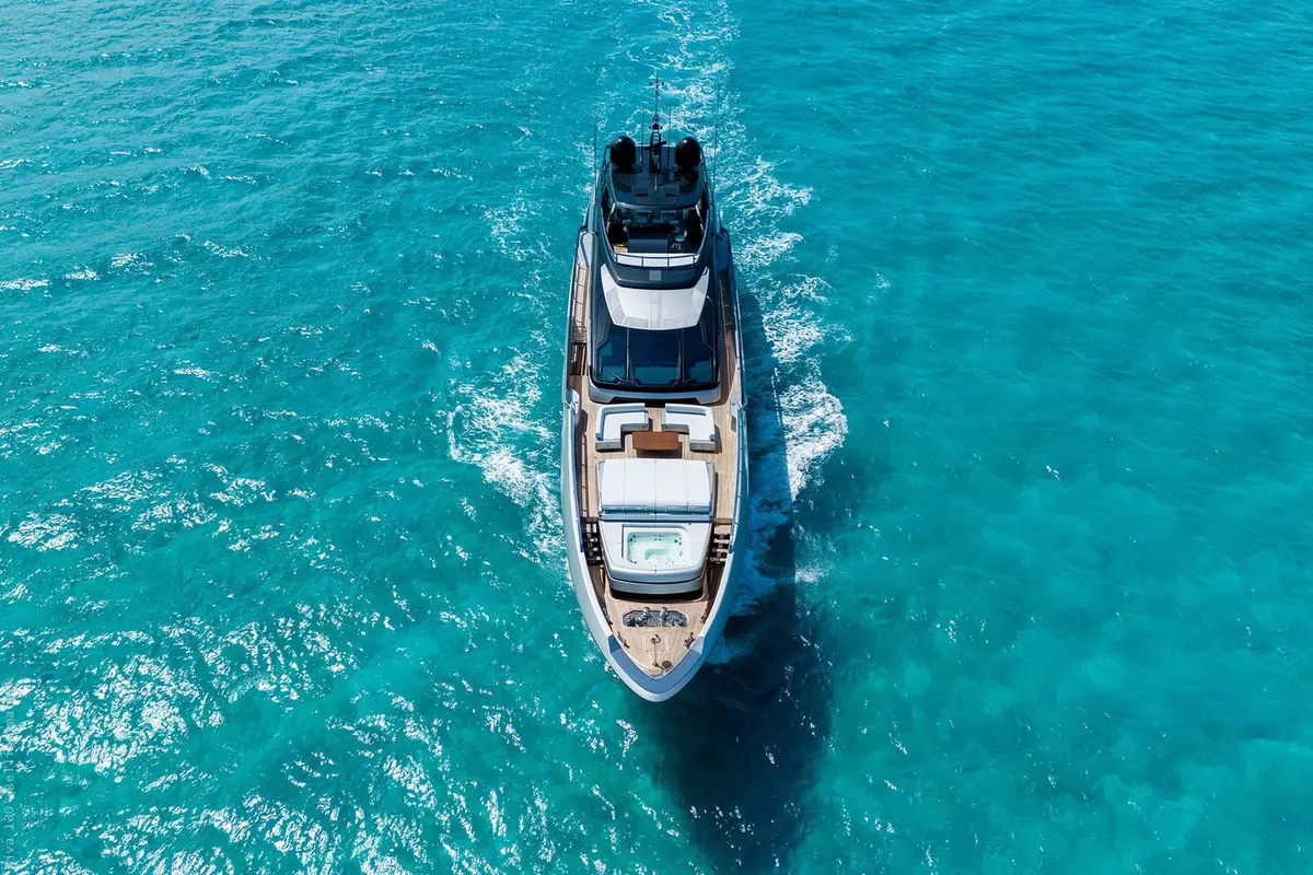 Riva 130, cubierta principal — Barcelona Yacht Rental, Barcelona. Rumbo a Sitges con la costa siempre cerca
