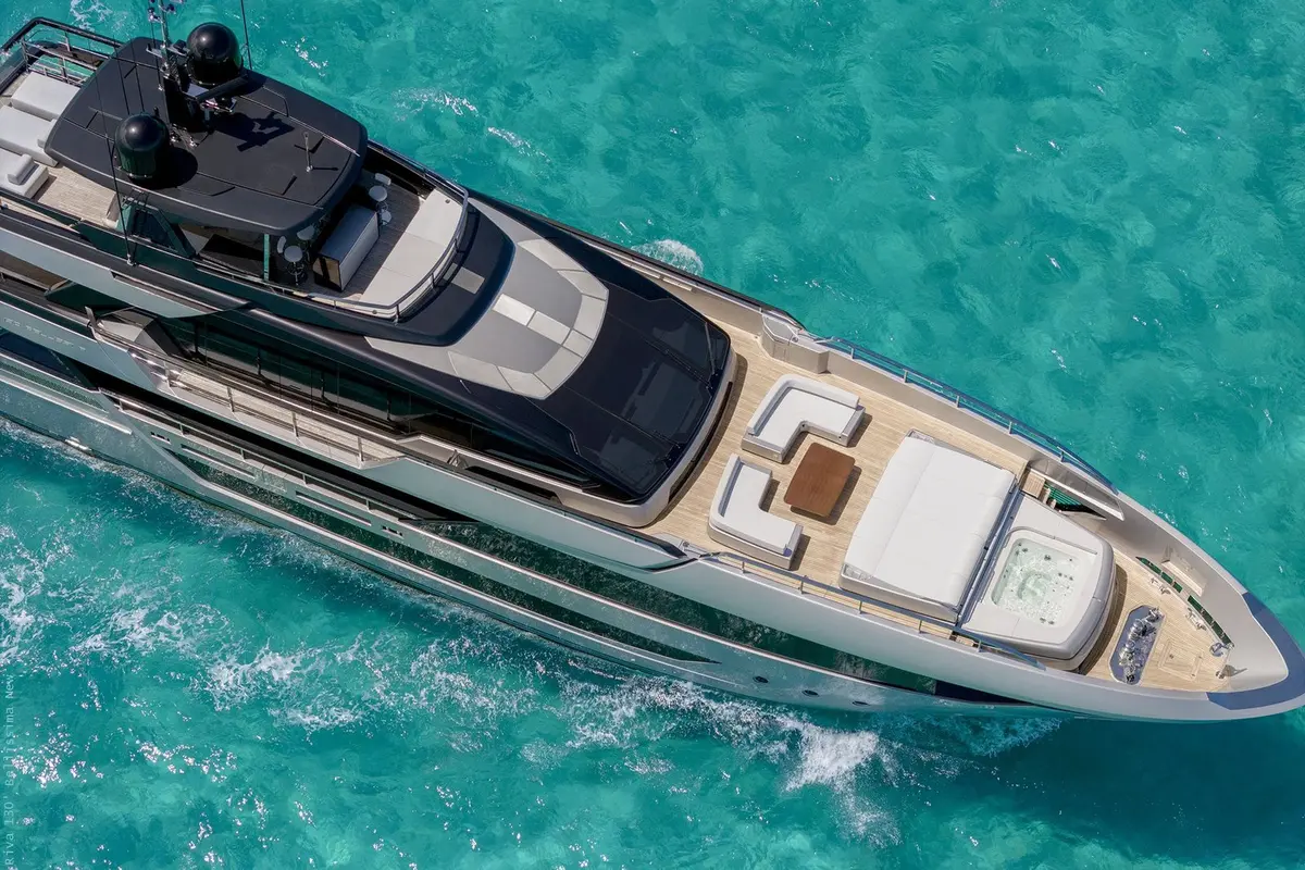 Riva 130, cubierta de popa — Barcelona Yacht Rental, Barcelona. Rumbo a Sitges con la costa siempre cerca