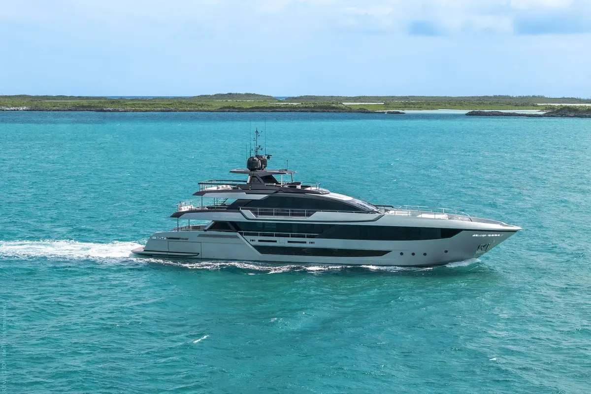 Riva 130, salón — Barcelona Yacht Rental, Barcelona. Rumbo a Sitges con la costa siempre cerca