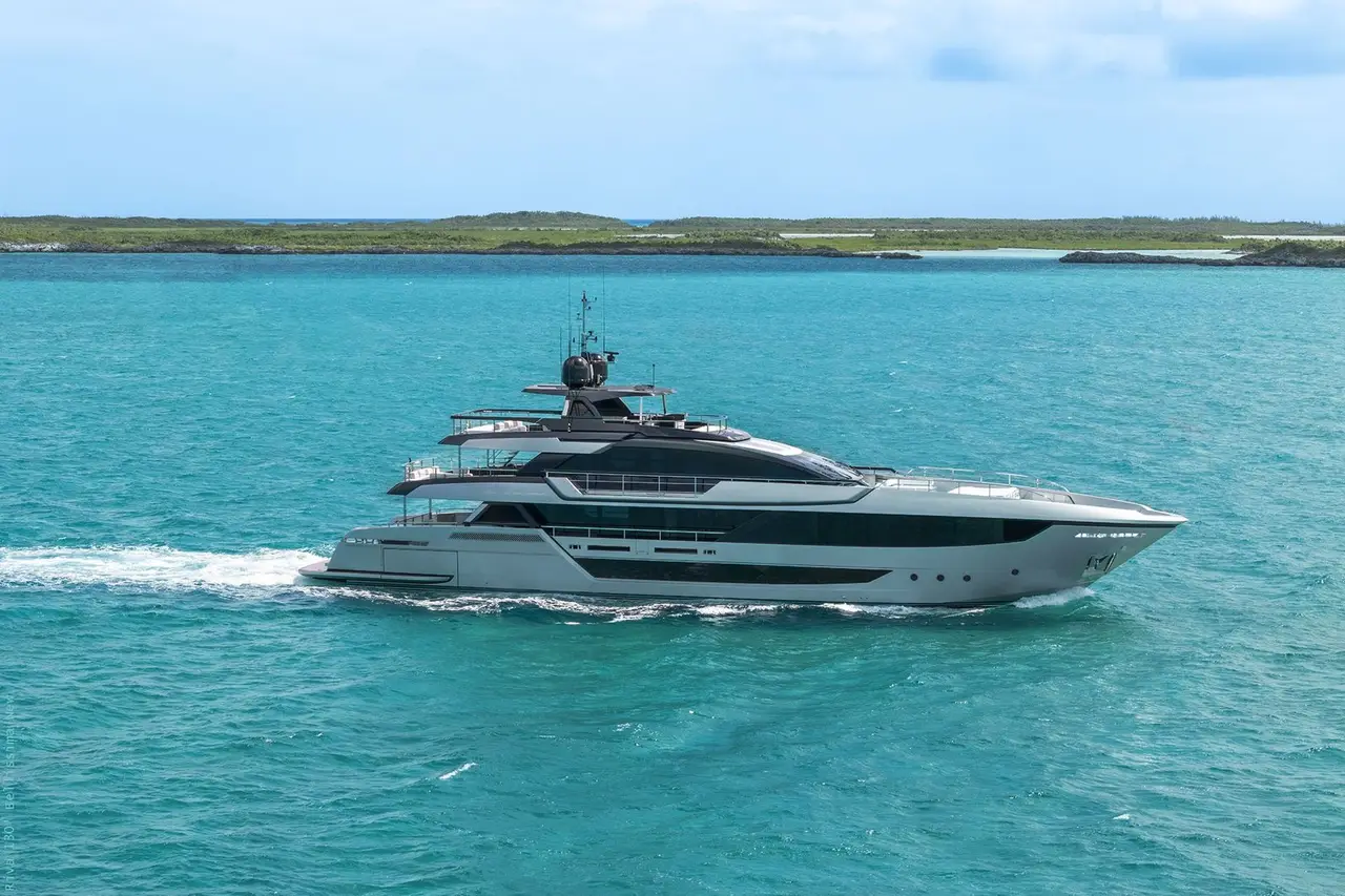 Riva 130, salón — Barcelona Yacht Rental, Barcelona. Rumbo a Sitges con la costa siempre cerca
