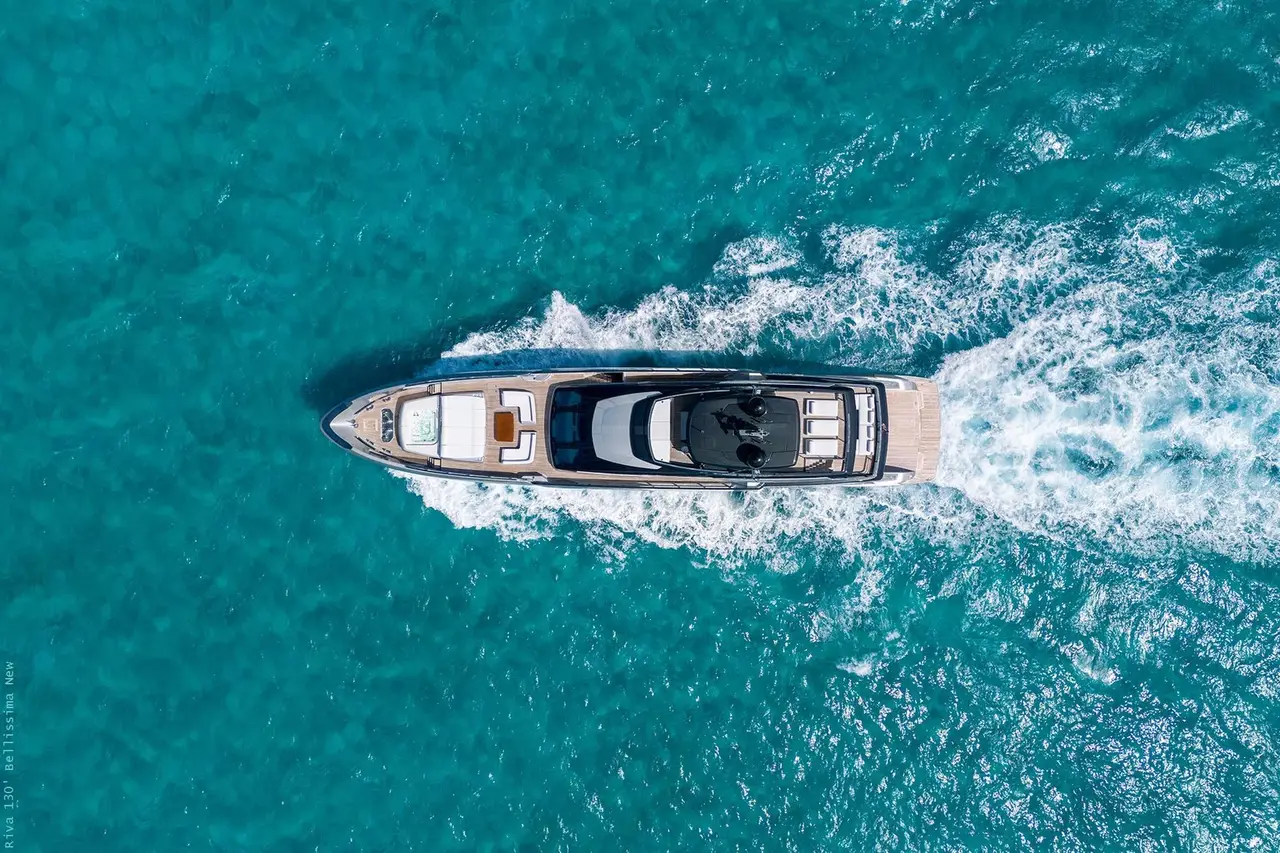 Riva 130, camarote principal — Barcelona Yacht Rental, Barcelona. Rumbo a Sitges con la costa siempre cerca