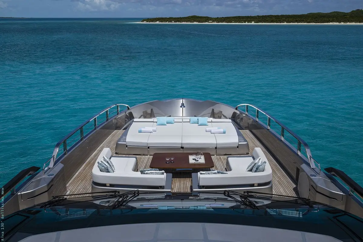 Riva 130, flybridge — Barcelona Yacht Rental, Barcelona. Rumbo a Sitges con la costa siempre cerca
