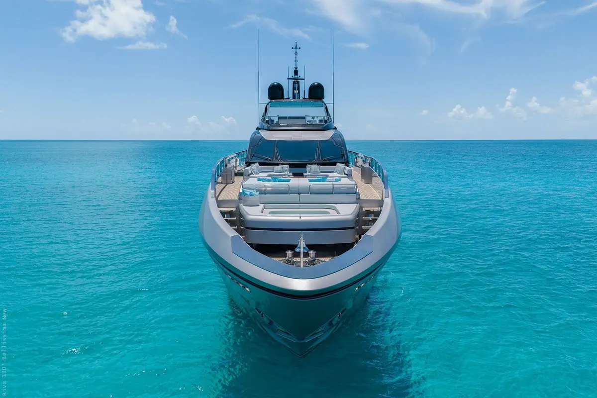 Riva 130, exterior — Barcelona Yacht Rental, Barcelona. Rumbo a Sitges con la costa siempre cerca
