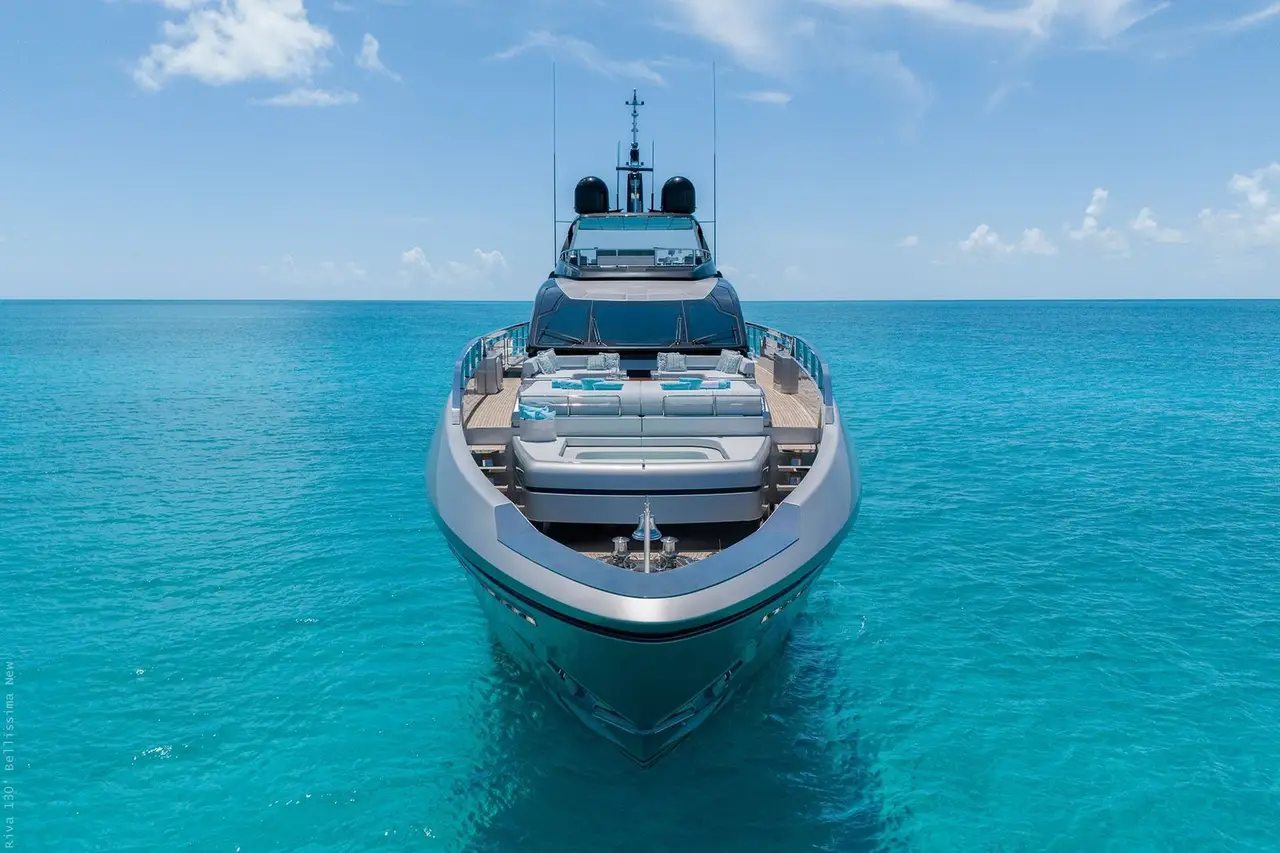 Riva 130, exterior — Barcelona Yacht Rental, Barcelona. Rumbo a Sitges con la costa siempre cerca