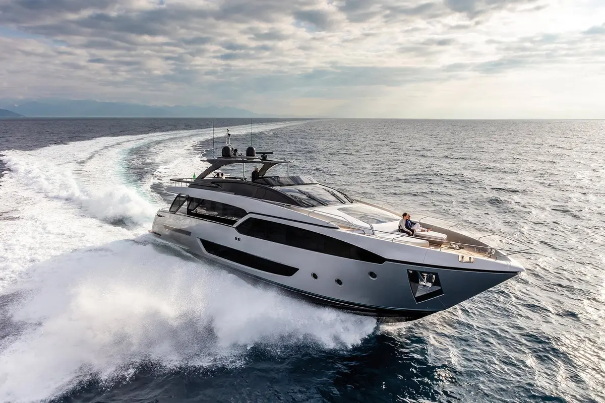 Riva 90 — Barcelona Yacht Rental, Barcelona. Elegancia italiana rumbo a Sitges al atardecer