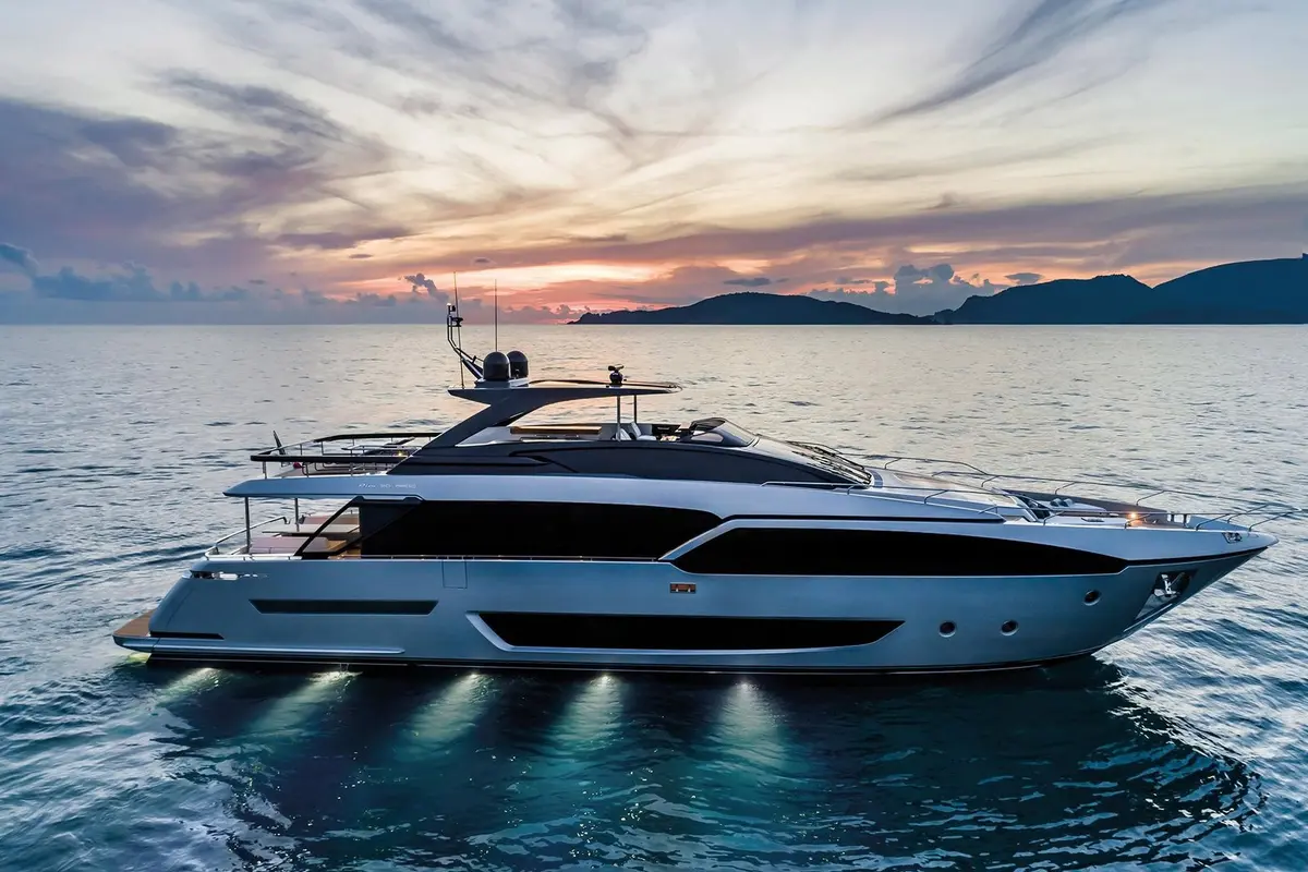 Riva 90, exterior — Barcelona Yacht Rental, Barcelona. Elegancia italiana rumbo a Sitges al atardecer