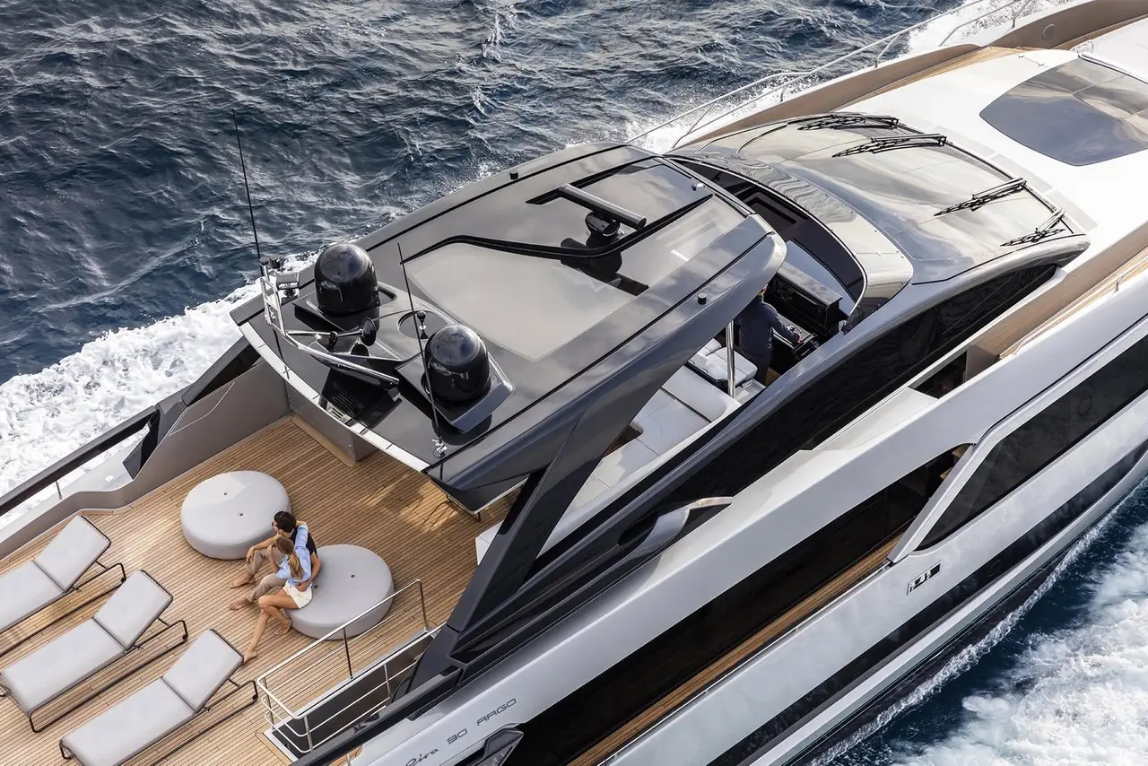 Riva 90, cubierta principal — Barcelona Yacht Rental, Barcelona. Elegancia italiana rumbo a Sitges al atardecer