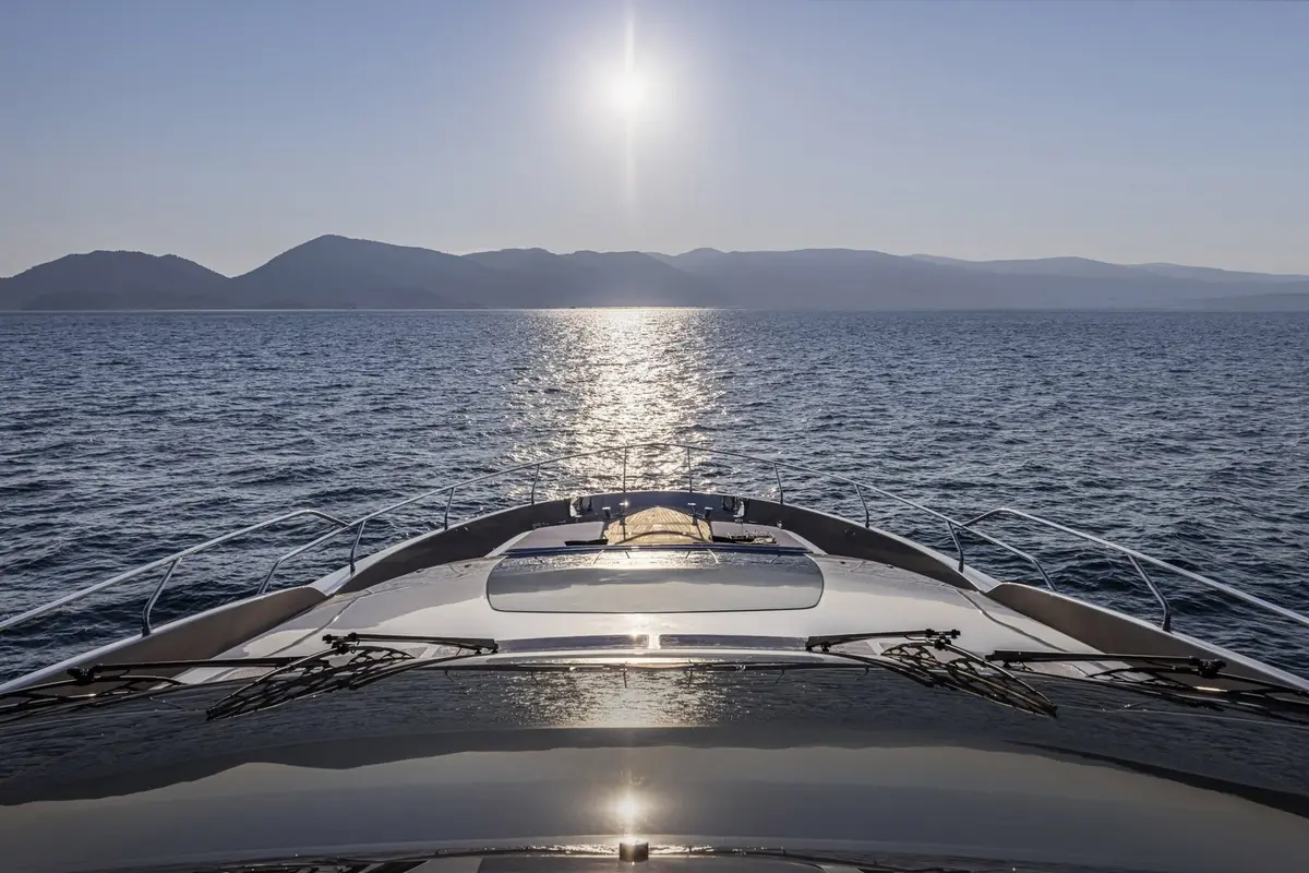Riva 90, cubierta de popa — Barcelona Yacht Rental, Barcelona. Elegancia italiana rumbo a Sitges al atardecer