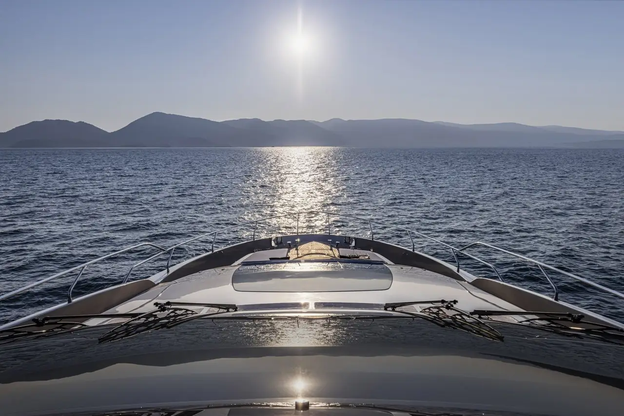 Riva 90, cubierta de popa — Barcelona Yacht Rental, Barcelona. Elegancia italiana rumbo a Sitges al atardecer