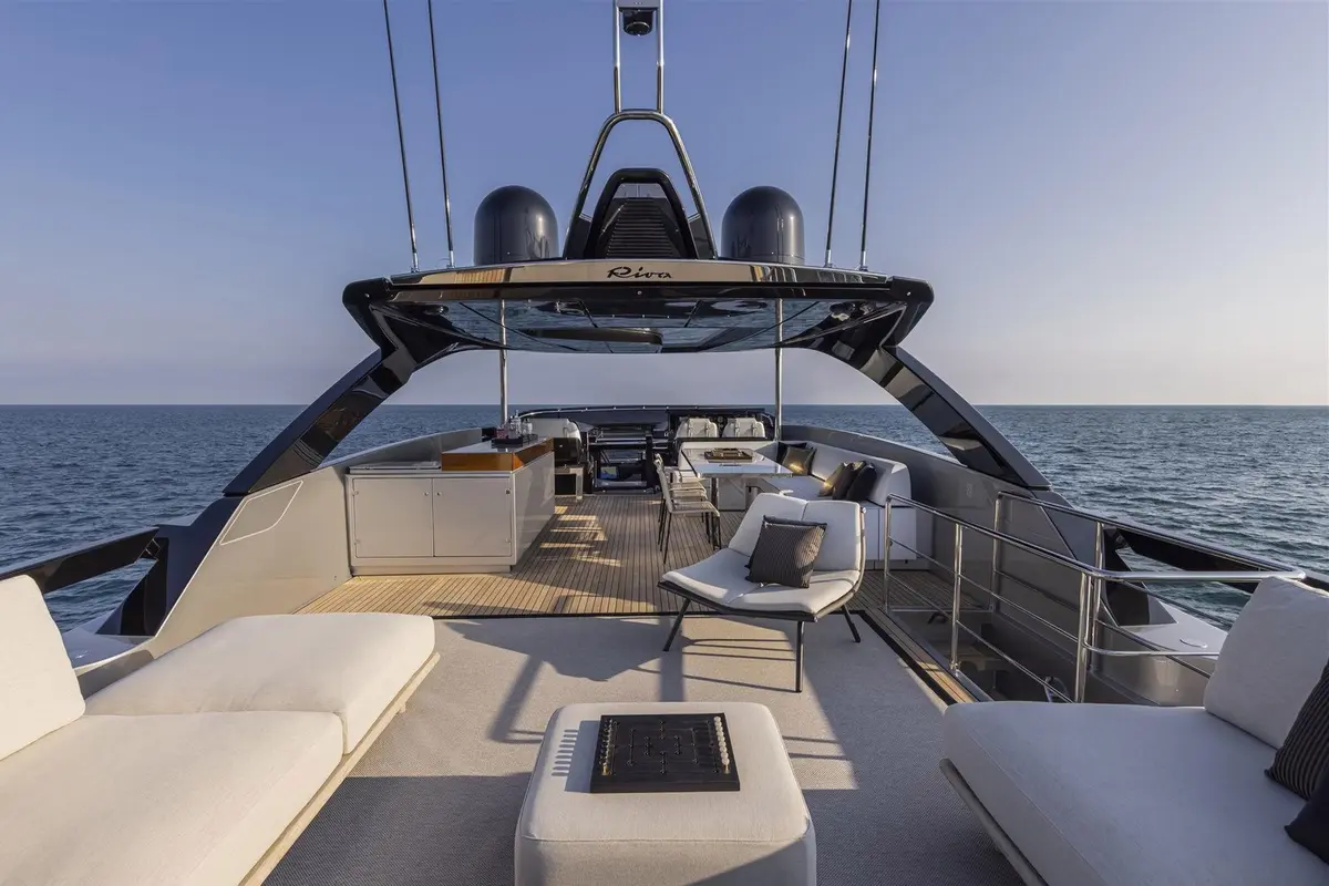 Riva 90, camarote principal — Barcelona Yacht Rental, Barcelona. Elegancia italiana rumbo a Sitges al atardecer