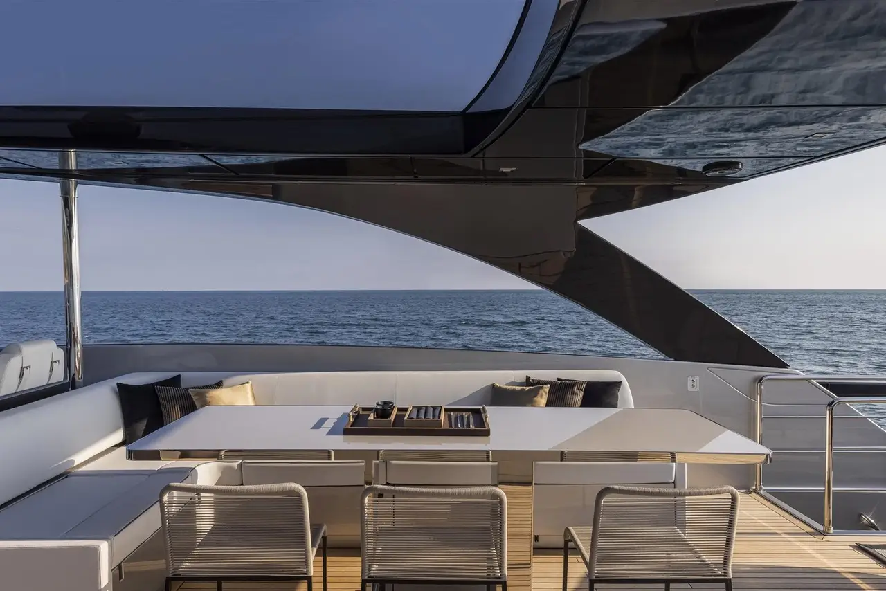 Riva 90, flybridge — Barcelona Yacht Rental, Barcelona. Elegancia italiana rumbo a Sitges al atardecer