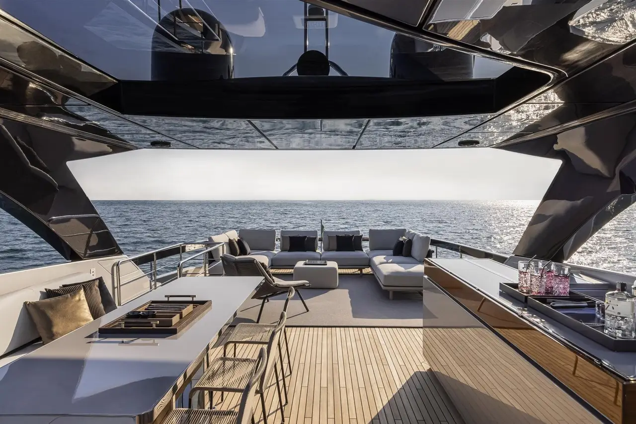 Riva 90, exterior — Barcelona Yacht Rental, Barcelona. Elegancia italiana rumbo a Sitges al atardecer