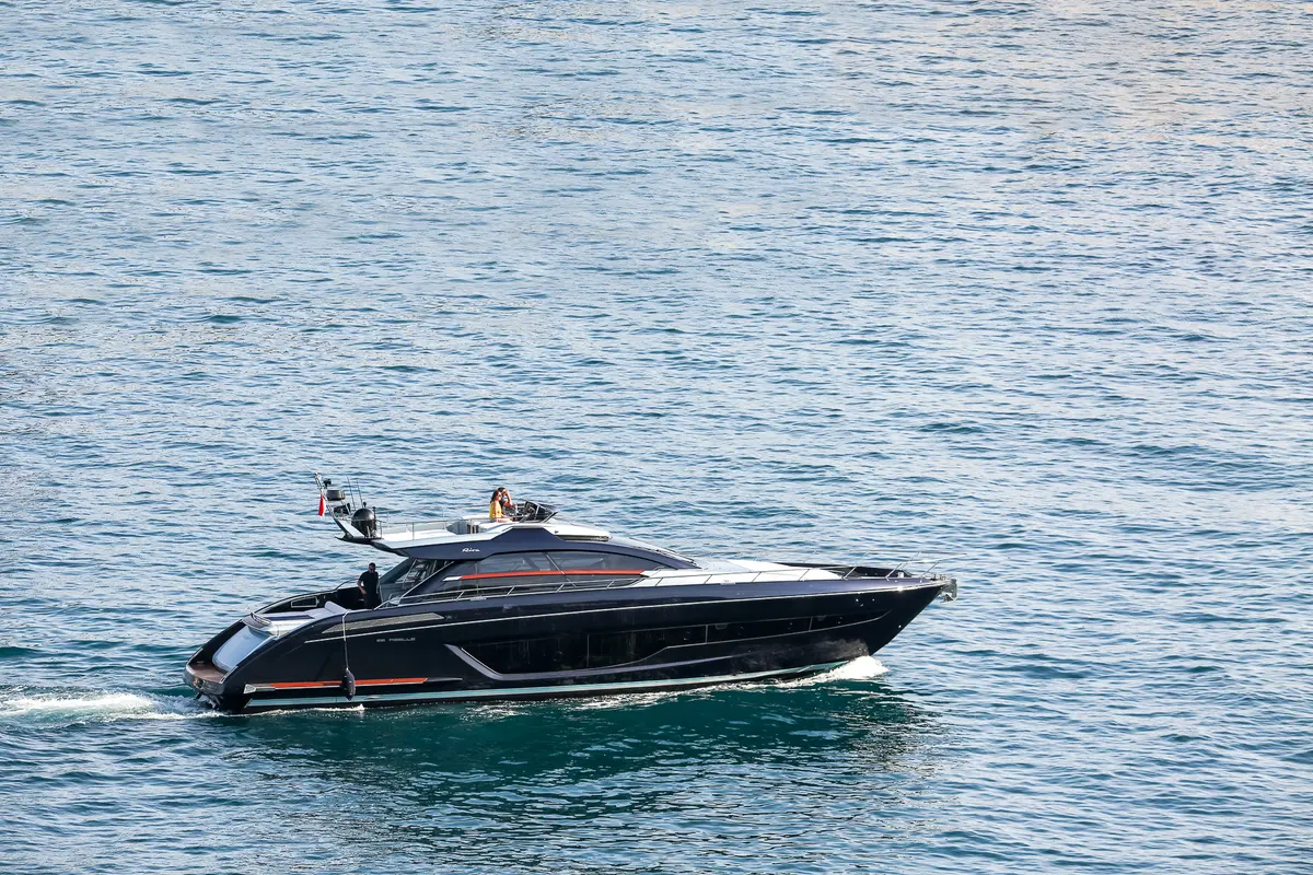 Ribelle 66 — Barcelona Yacht Rental, Barcelona. Casco deportivo rumbo a Sitges al atardecer
