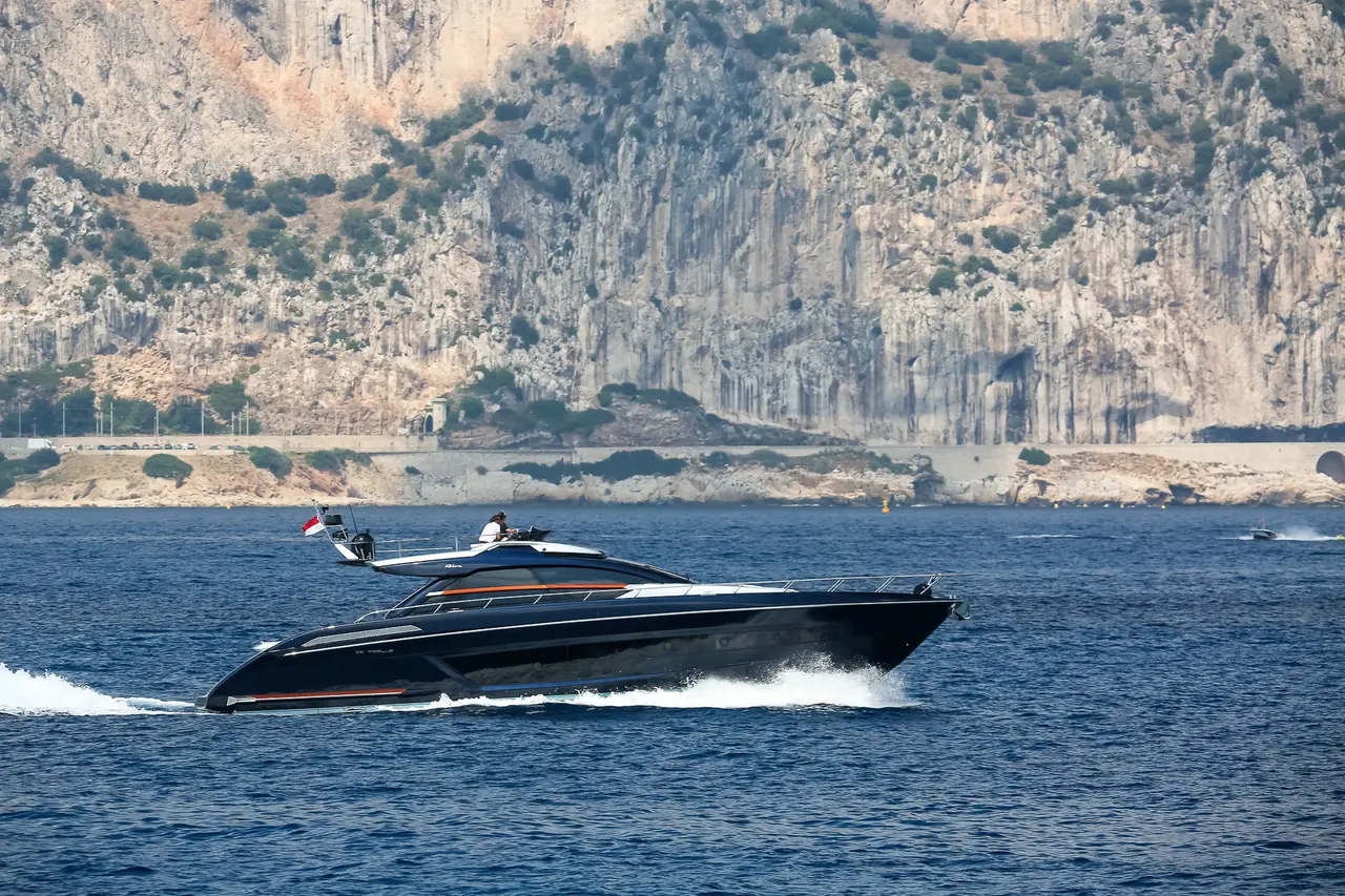 Ribelle 66, exterior — Barcelona Yacht Rental, Barcelona. Casco deportivo rumbo a Sitges al atardecer