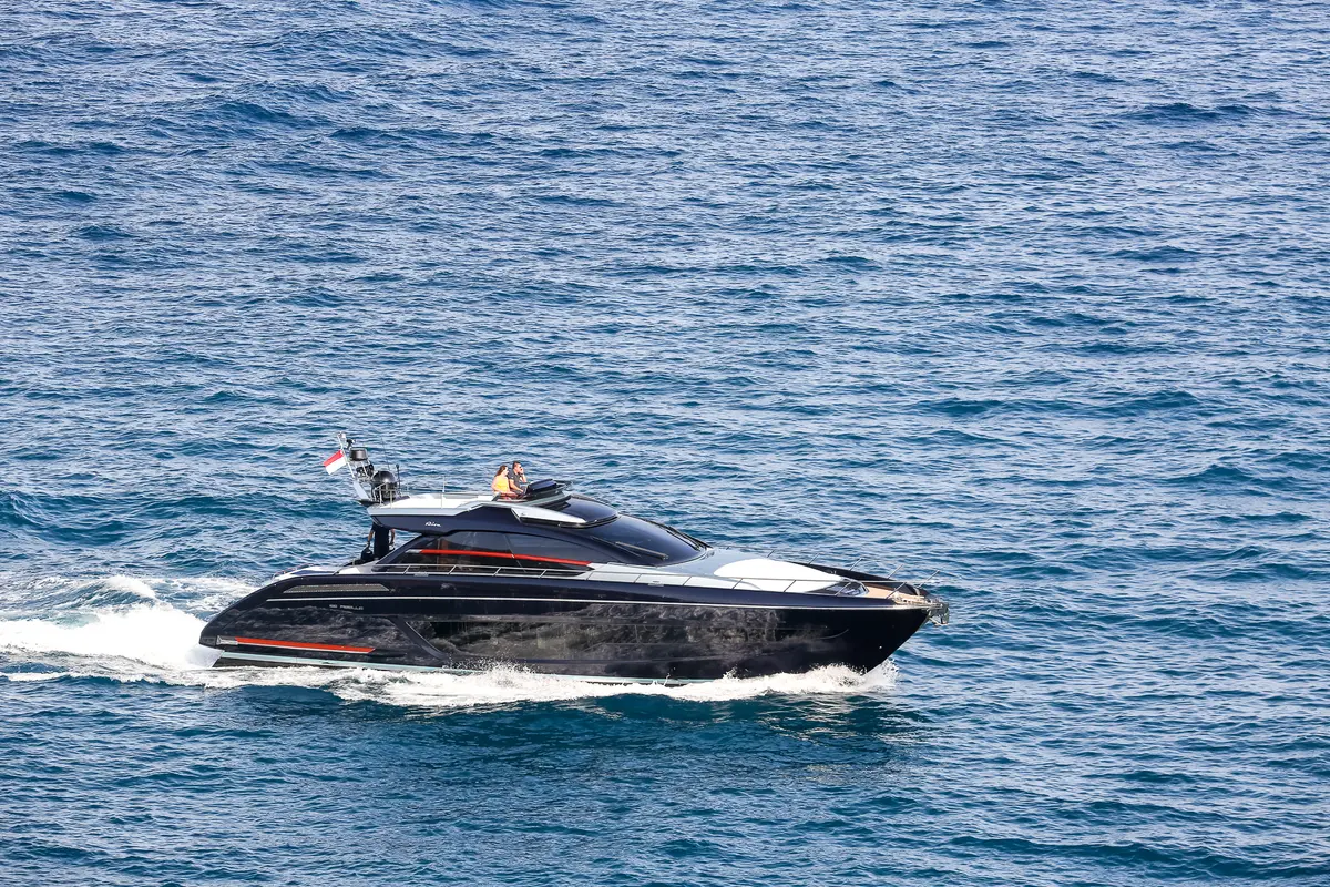 Ribelle 66, cubierta principal — Barcelona Yacht Rental, Barcelona. Casco deportivo rumbo a Sitges al atardecer