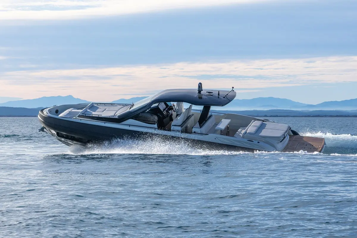 Sacs 47 — Barcelona Yacht Rental, Barcelona. Rapidez ágil rumbo a Sitges para bañarse