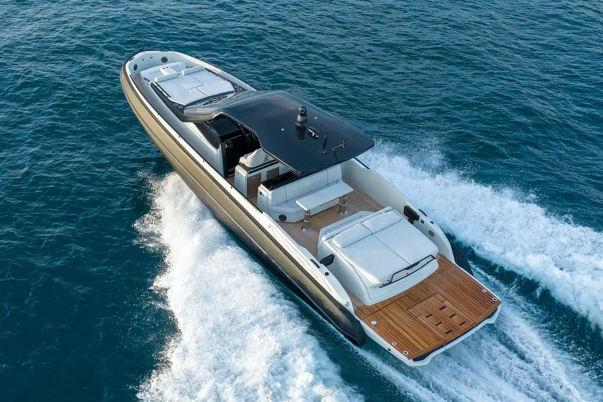 Sacs 47, exterior — Barcelona Yacht Rental, Barcelona. Rapidez ágil rumbo a Sitges para bañarse