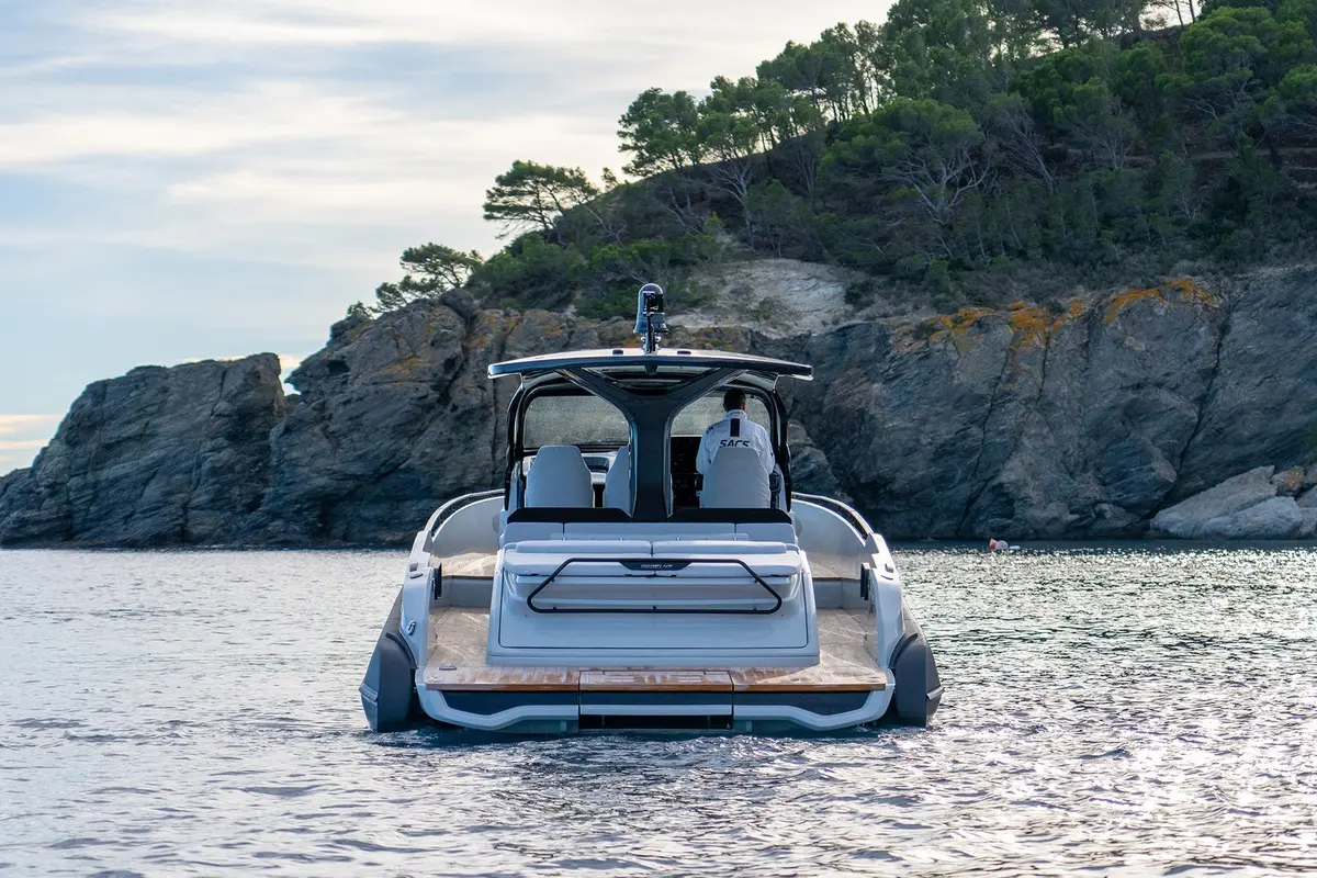 Sacs 47, cubierta principal — Barcelona Yacht Rental, Barcelona. Rapidez ágil rumbo a Sitges para bañarse