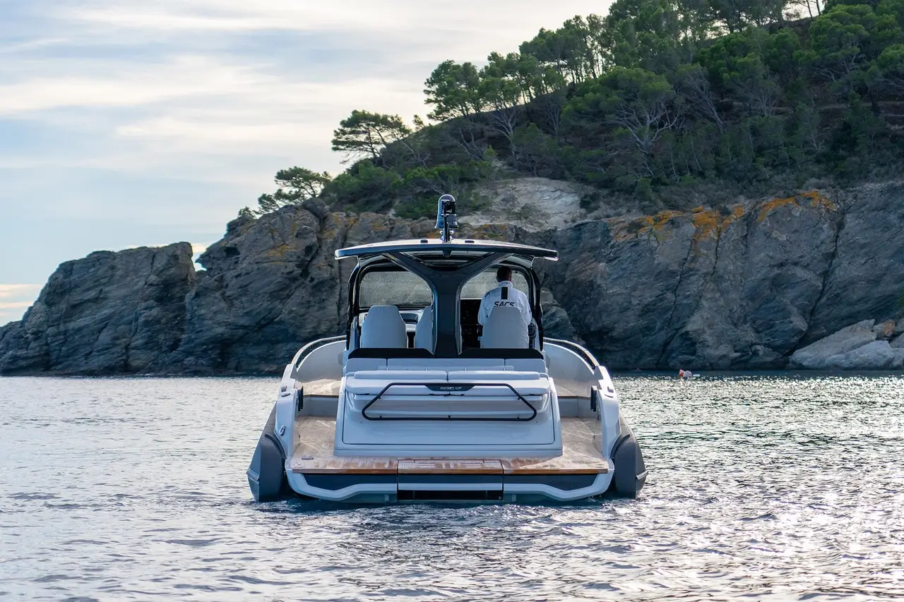 Sacs 47, cubierta principal — Barcelona Yacht Rental, Barcelona. Rapidez ágil rumbo a Sitges para bañarse