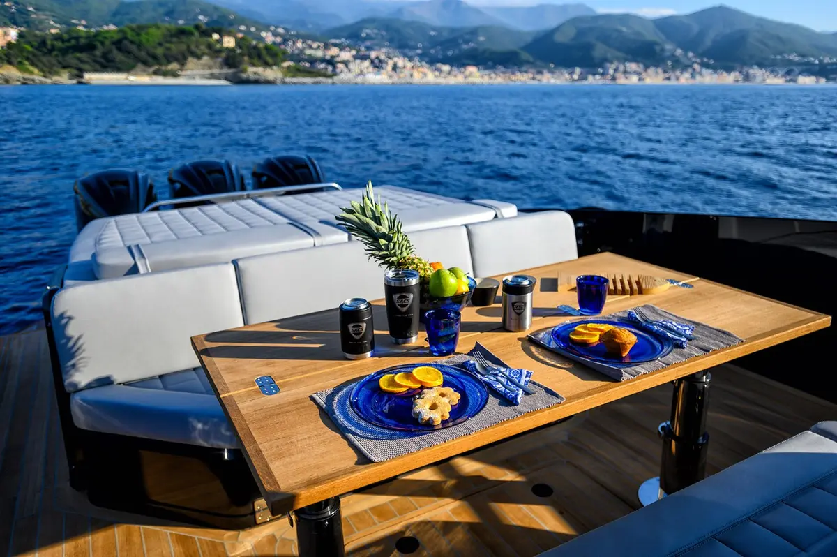 Sacs 47, cubierta de popa — Barcelona Yacht Rental, Barcelona. Rapidez ágil rumbo a Sitges para bañarse