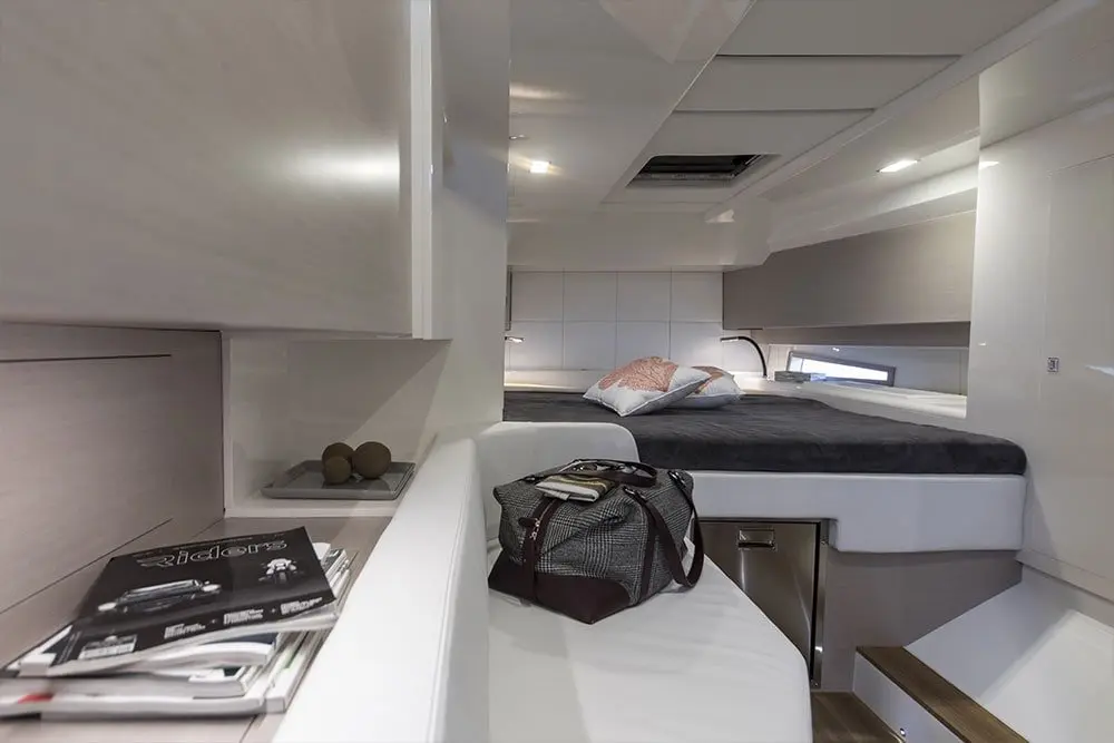 Sacs 47, salón — Barcelona Yacht Rental, Barcelona. Rapidez ágil rumbo a Sitges para bañarse