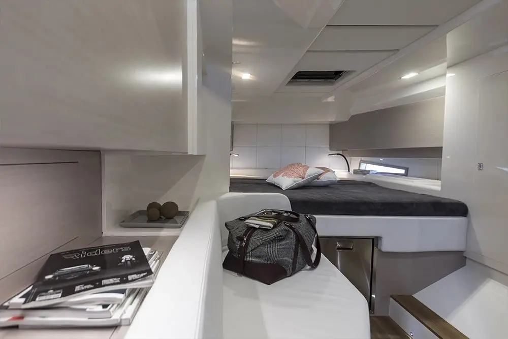 Sacs 47, salón — Barcelona Yacht Rental, Barcelona. Rapidez ágil rumbo a Sitges para bañarse