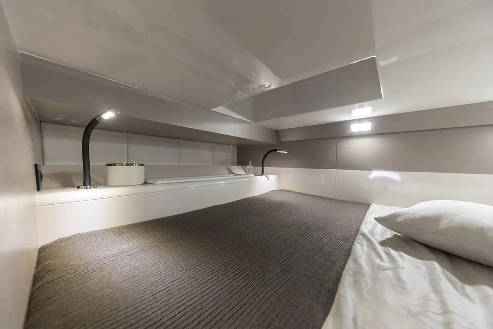Sacs 47, camarote principal — Barcelona Yacht Rental, Barcelona. Rapidez ágil rumbo a Sitges para bañarse