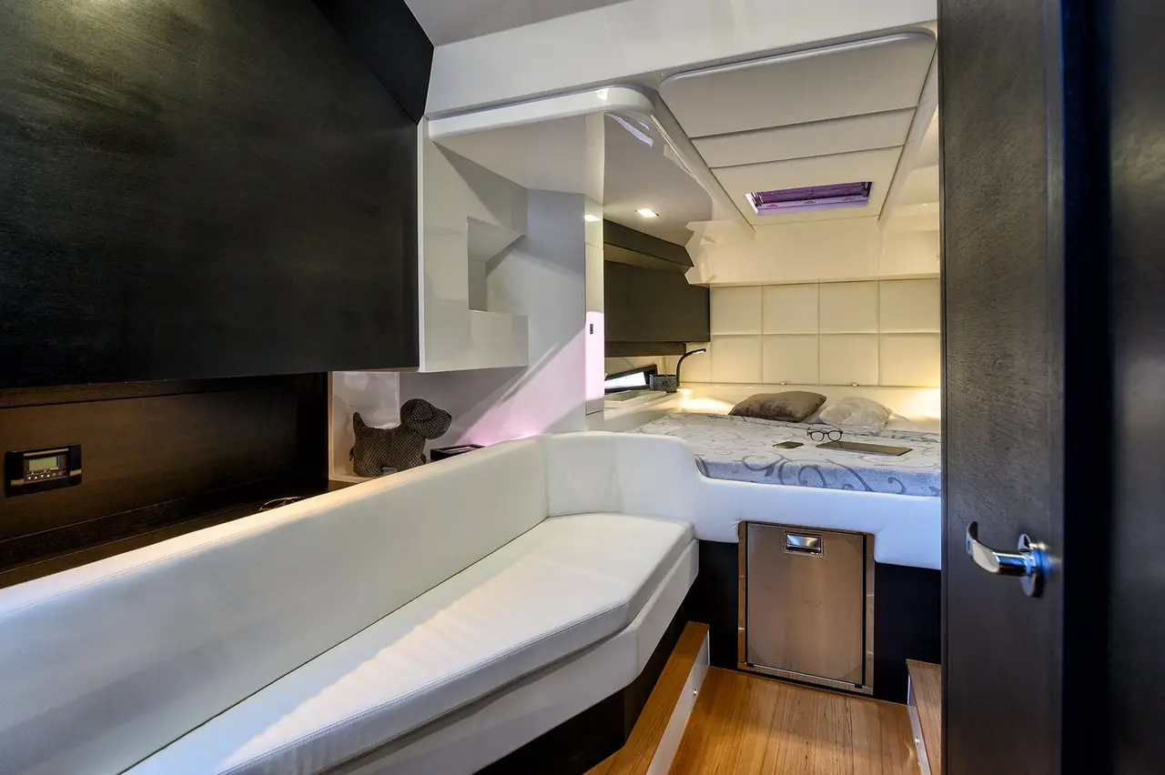 Sacs 47, flybridge — Barcelona Yacht Rental, Barcelona. Rapidez ágil rumbo a Sitges para bañarse
