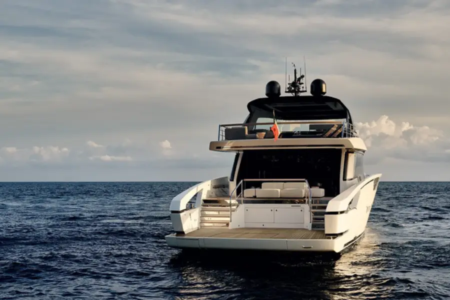 Sanlorenzo 112, cubierta principal — Barcelona Yacht Rental, Barcelona. De Port Olímpic a Sitges con calma a bordo