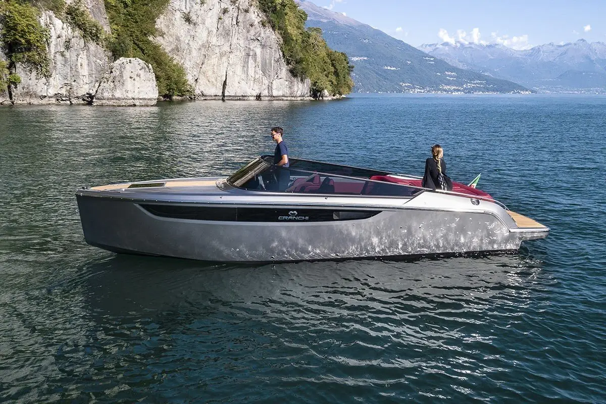 Sanlorenzo 112, camarote principal — Barcelona Yacht Rental, Barcelona. De Port Olímpic a Sitges con calma a bordo