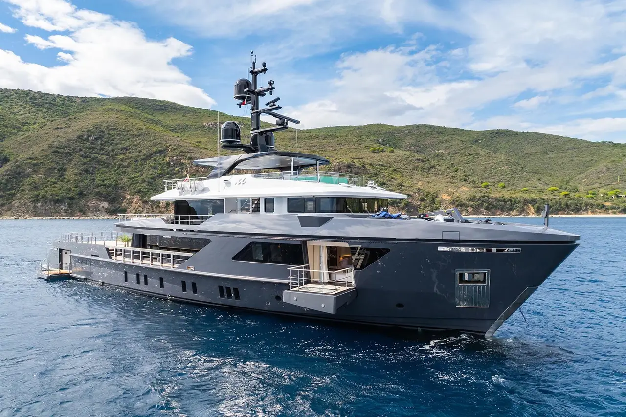 M, exterior — Barcelona Yacht Rental, Barcelona. Rumbo a Sitges al amanecer, cubierta amplia y serena