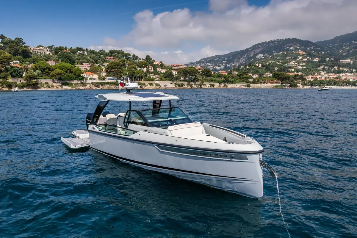 Saxdor 320, flybridge — Barcelona Yacht Rental, Barcelona. Quick coastal runs to Sitges before lunch