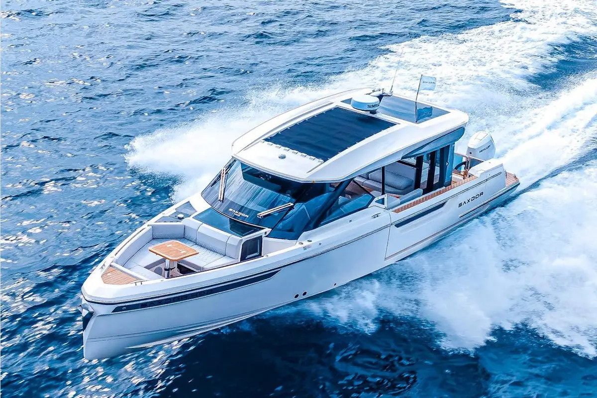 Saxdor 400 GTO, exterior — Barcelona Yacht Rental, Barcelona. Velocidad ágil rumbo a las calas de Sitges