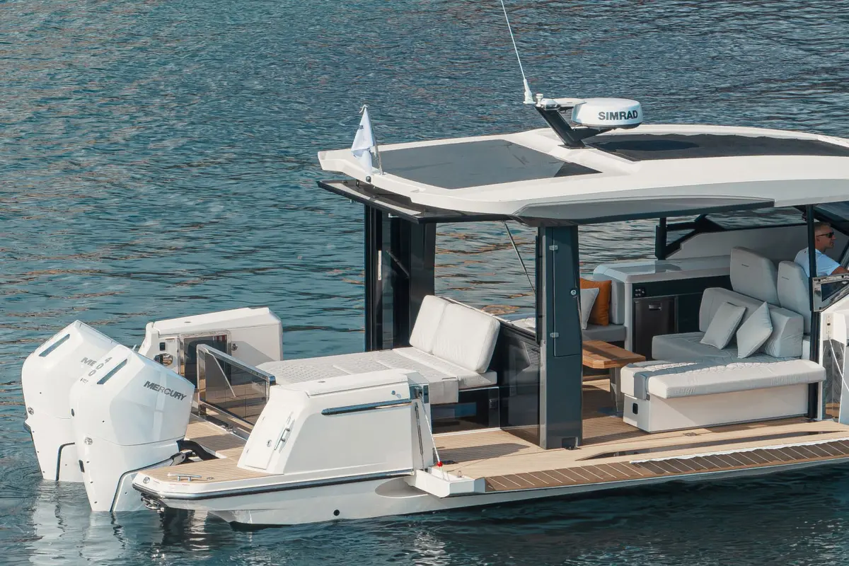Saxdor 400 GTO, cubierta de popa — Barcelona Yacht Rental, Barcelona. Velocidad ágil rumbo a las calas de Sitges