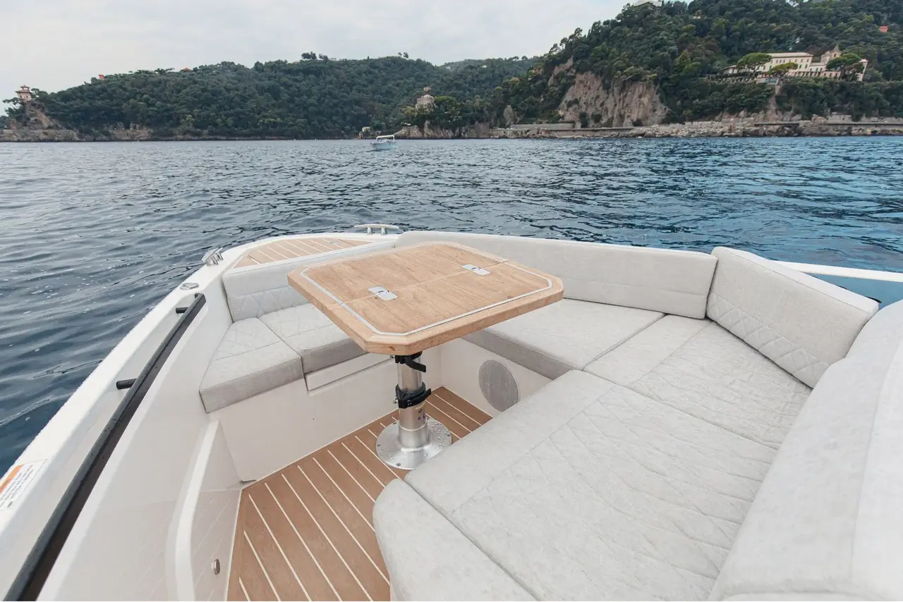 Saxdor 400 GTO, salón — Barcelona Yacht Rental, Barcelona. Velocidad ágil rumbo a las calas de Sitges