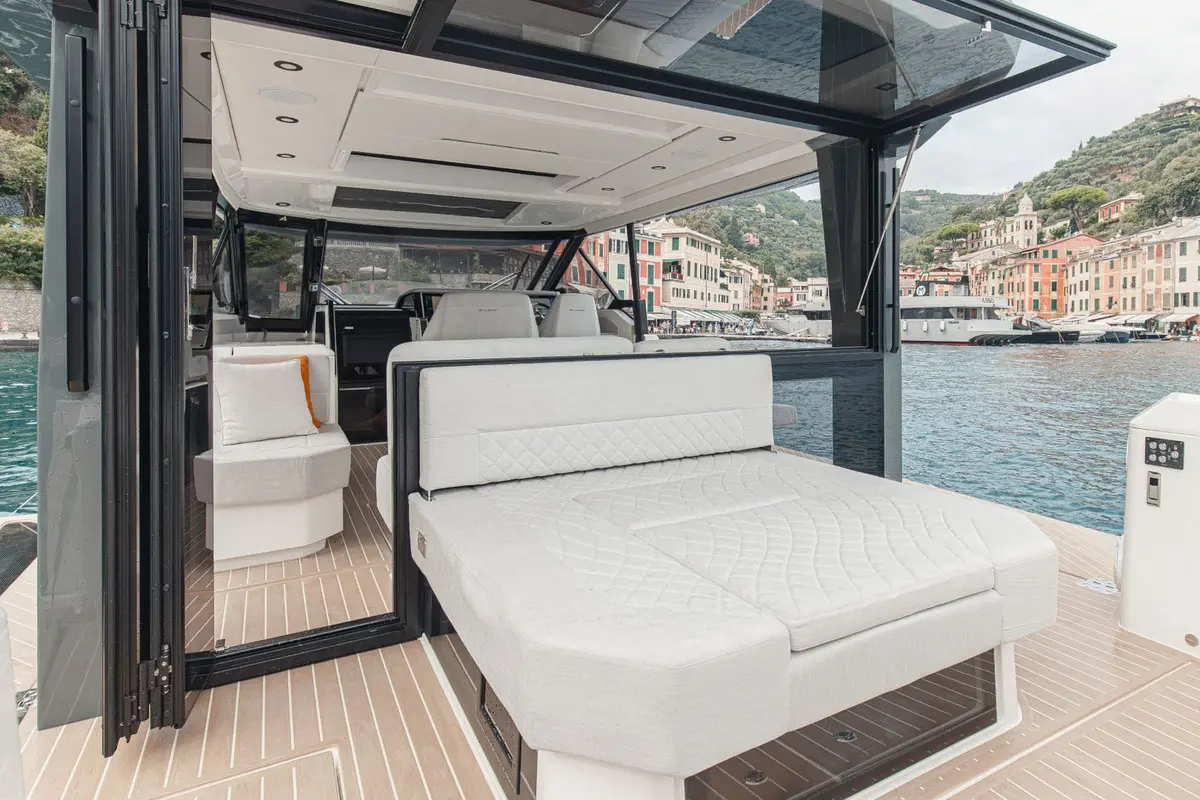 Saxdor 400 GTO, camarote principal — Barcelona Yacht Rental, Barcelona. Velocidad ágil rumbo a las calas de Sitges