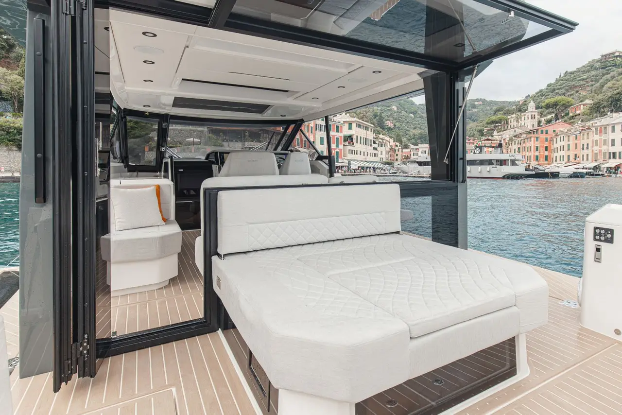 Saxdor 400 GTO, camarote principal — Barcelona Yacht Rental, Barcelona. Velocidad ágil rumbo a las calas de Sitges