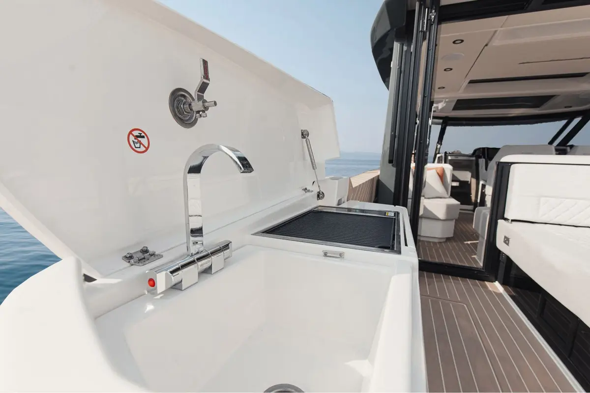 Saxdor 400 GTO, flybridge — Barcelona Yacht Rental, Barcelona. Velocidad ágil rumbo a las calas de Sitges