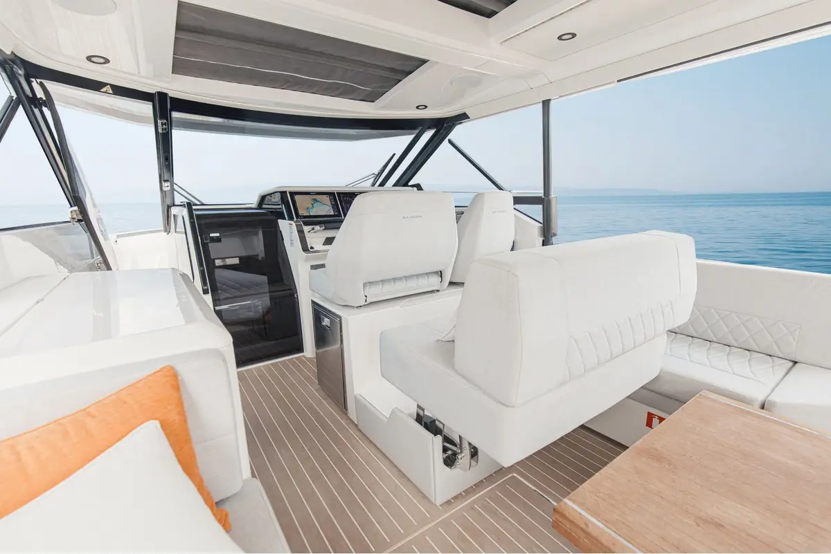 Saxdor 400 GTO, exterior — Barcelona Yacht Rental, Barcelona. Velocidad ágil rumbo a las calas de Sitges