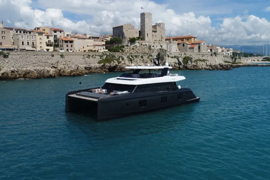 Sunreef 80 — Barcelona Yacht Rental, Barcelona. Espacio de catamarán amplio para tardes tranquilas en Sitges