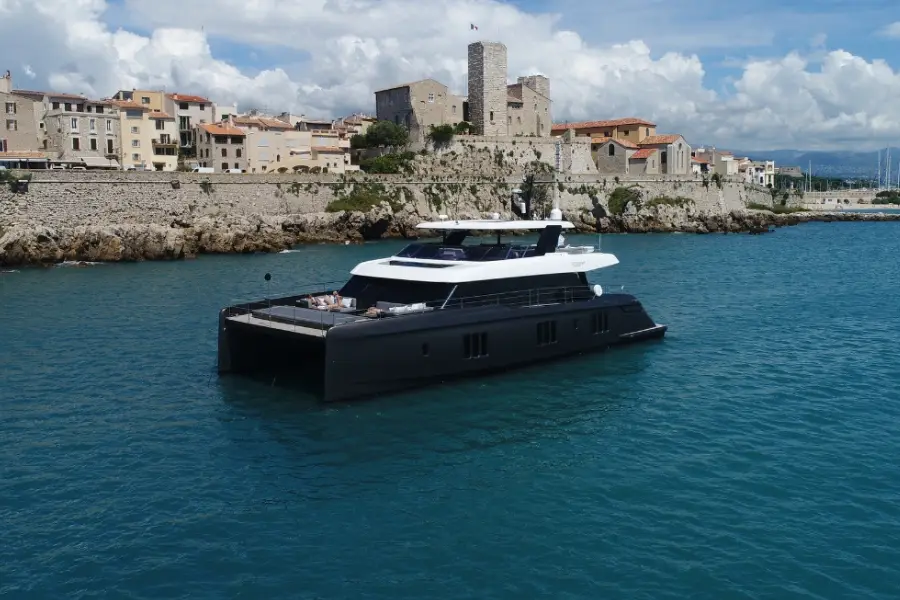 Sunreef 80 — Barcelona Yacht Rental, Barcelona. Espacio de catamarán amplio para tardes tranquilas en Sitges