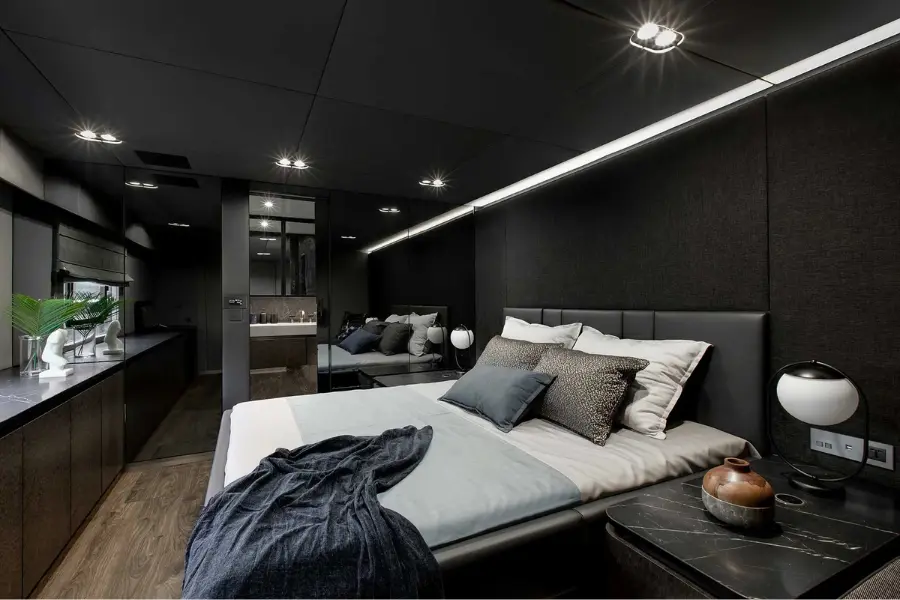 Sunreef 80, cubierta principal — Barcelona Yacht Rental, Barcelona. Espacio de catamarán amplio para tardes tranquilas en Sitges